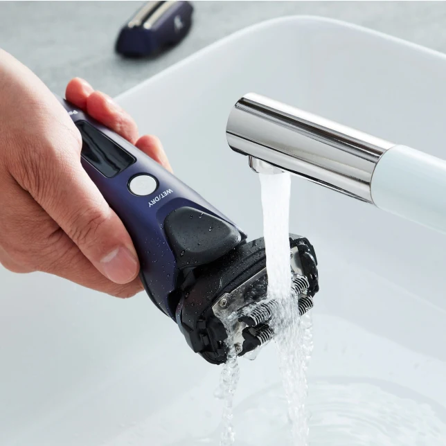 Panasonic Men's Shaver: ARC3, wet/dry, auto-voltage, Made in Japan | ES-LT67 - Inhomebuy
