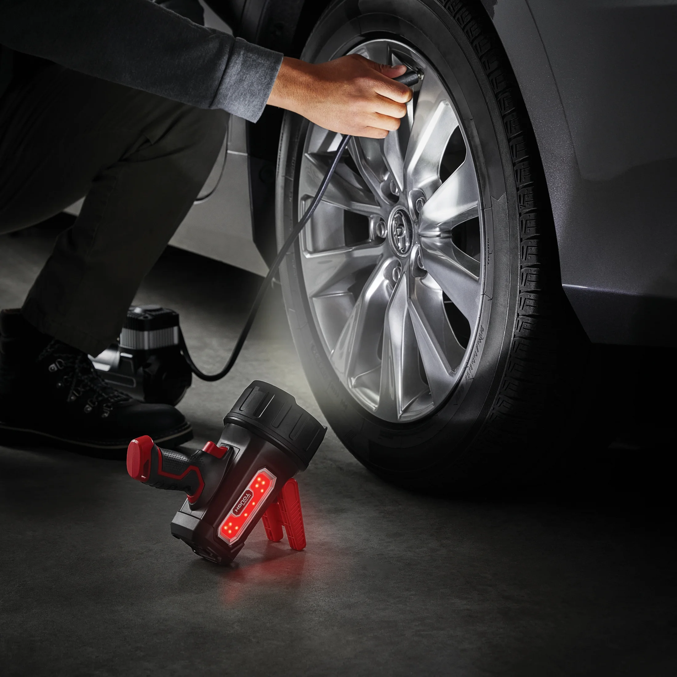 Hyper Tough 1800 Lumens Led Spotlight with Power Bank Function & Plastic Body - Inhomebuy