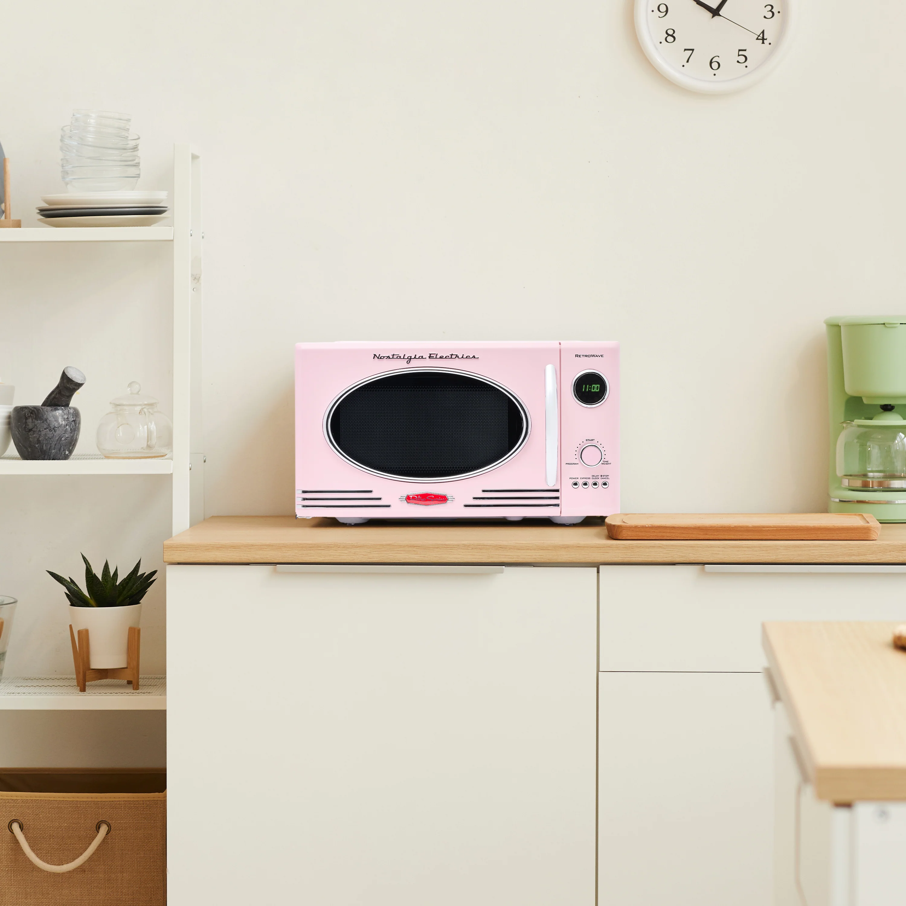 Retro 0.9 Cubic Foot 800-Watt Countertop Microwave Oven - Pink - Inhomebuy