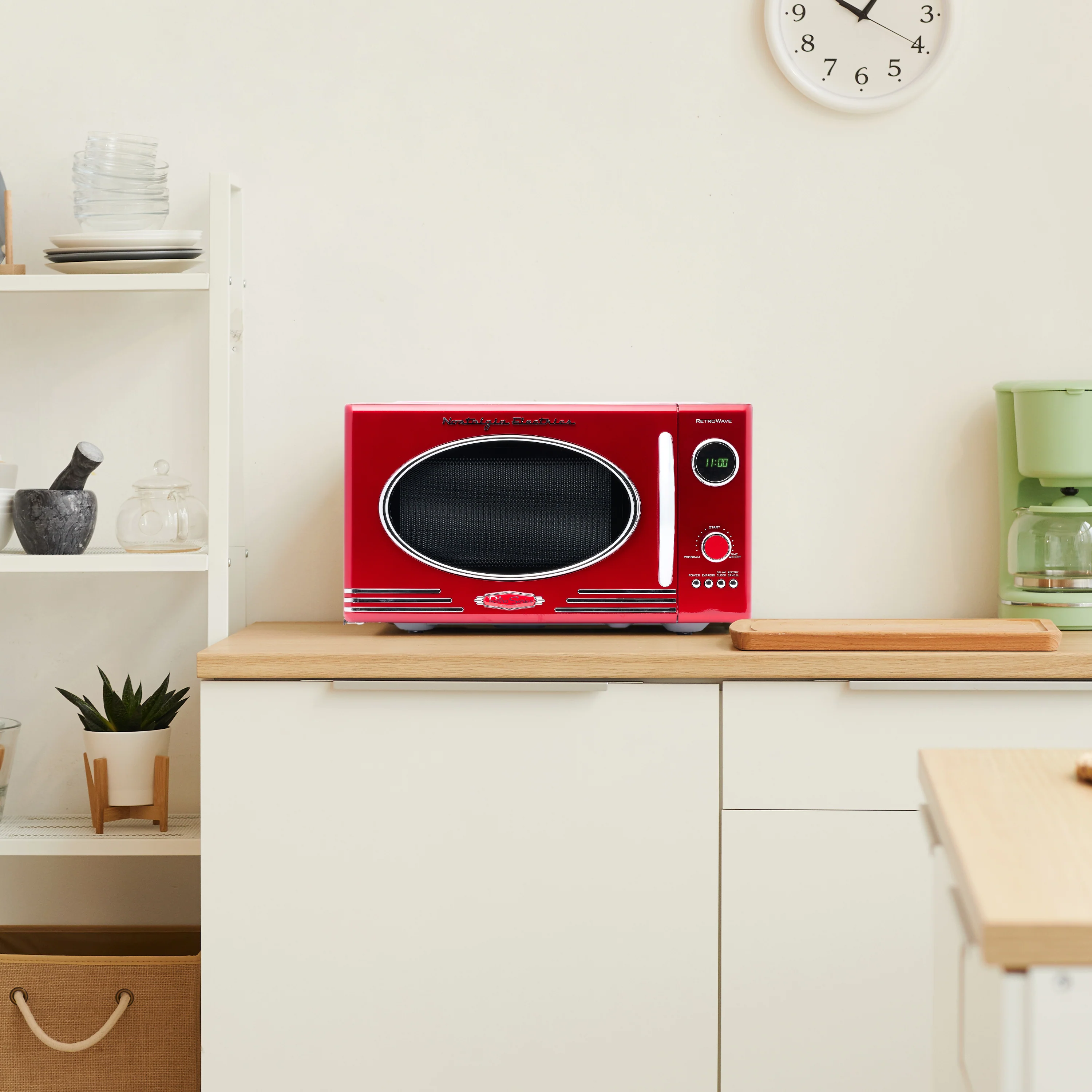 Retro 0.9 Cubic Foot 800-Watt Countertop Microwave Oven - Retro Red - Inhomebuy