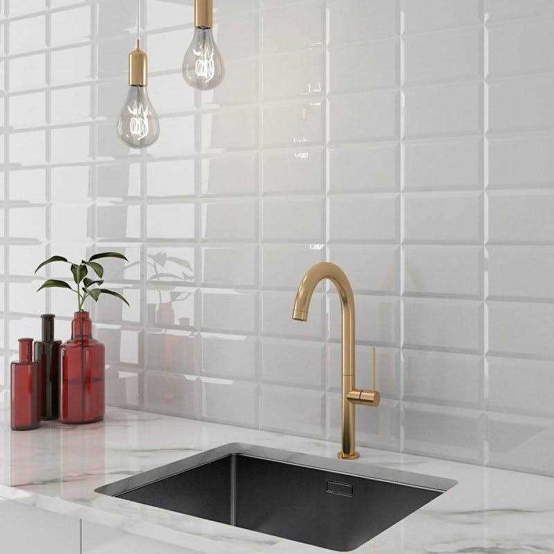 Everbrite Wire-Free LED Light with Socket Mount & Remote Control - Inhomebuy